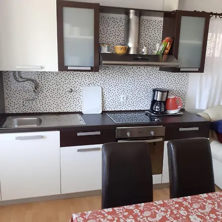 Blue Sky - 2 Bedroom, Sea View, Parking, Wi-fi, Bbq Apartment