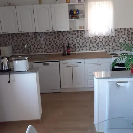 Blue Sky - 2 Bedroom, Sea View, Parking, Wi-fi, Bbq Trogir
